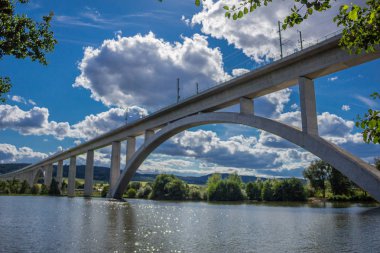 Demiryolu Köprüsü güzel göl manzara Ilmtal vadide