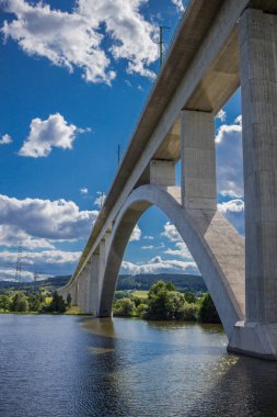Demiryolu Köprüsü güzel göl manzara Ilmtal vadide