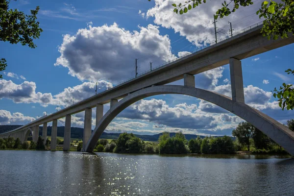 Pont Ferroviaire Dans Vallée Ilmtal Dans Magnifique Paysage Lacustre — Photo
