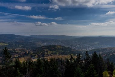 yolda bir yaz sonbahar günü thringer ormandaki 