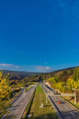 yolda bir yaz sonbahar günü thringer ormandaki 