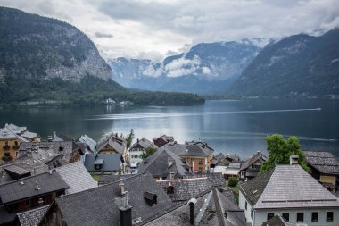 hallstatt etrafında güzel alp eteklerinde yolda