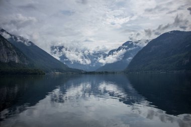 hallstatt etrafında güzel alp eteklerinde yolda