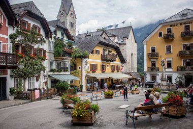 hallstatt etrafında güzel alp eteklerinde yolda