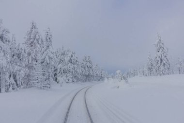 yolda kış manzara ile güzel harz içinde