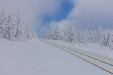 yolda kış manzara ile güzel harz içinde