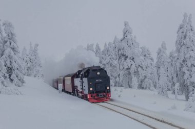 yolda kış manzara ile güzel harz içinde