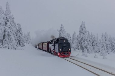 yolda kış manzara ile güzel harz içinde