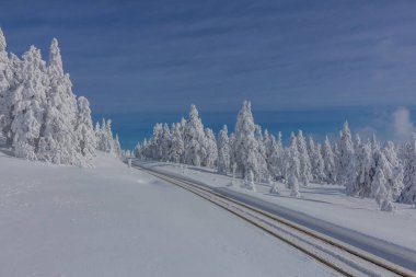 yolda kış manzara ile güzel harz içinde