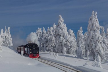 yolda kış manzara ile güzel harz içinde