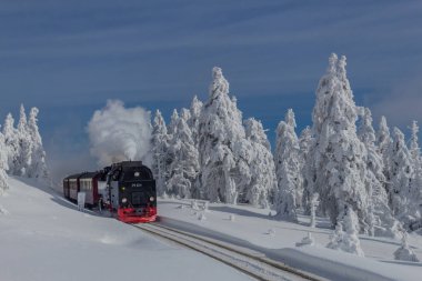 yolda kış manzara ile güzel harz içinde