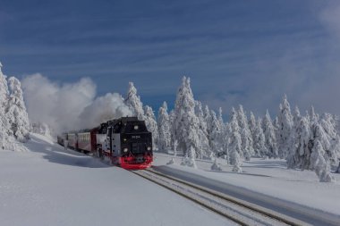 yolda kış manzara ile güzel harz içinde