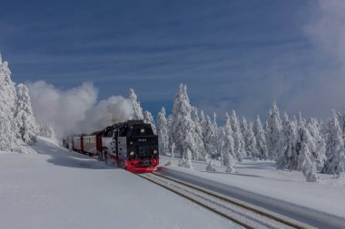 yolda kış manzara ile güzel harz içinde