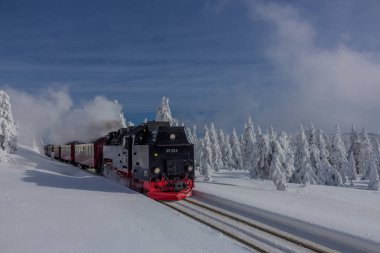 yolda kış manzara ile güzel harz içinde