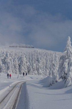 yolda kış manzara ile güzel harz içinde