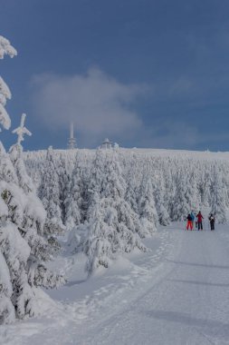 yolda kış manzara ile güzel harz içinde