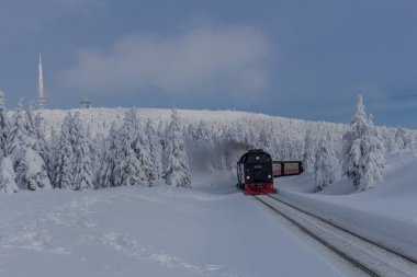 yolda kış manzara ile güzel harz içinde