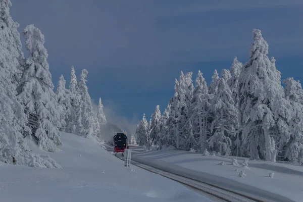 Sulla Strada Nel Paesaggio Invernale Attraverso Bellissimo Harz — Foto Stock