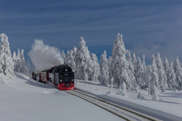 yolda kış manzara ile güzel harz içinde