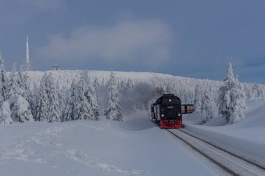 yolda kış manzara ile güzel harz içinde