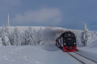 yolda kış manzara ile güzel harz içinde