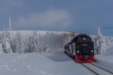 yolda kış manzara ile güzel harz içinde