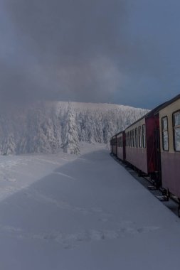 yolda kış manzara ile güzel harz içinde