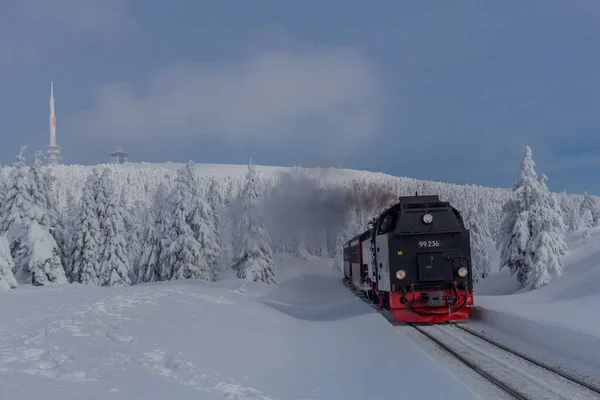 yolda kış manzara ile güzel harz içinde
