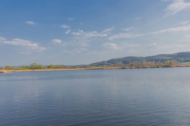 güzel werratal vadisinde Breitungen gölünde güneş ışığı ilk ışınları yakalamak