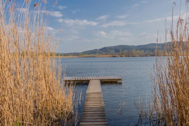 güzel werratal vadisinde Breitungen gölünde güneş ışığı ilk ışınları yakalamak