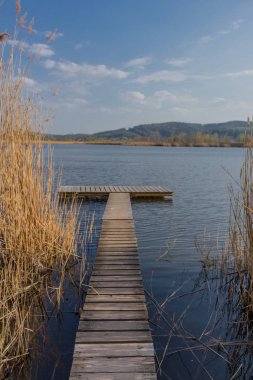 güzel werratal vadisinde Breitungen gölünde güneş ışığı ilk ışınları yakalamak