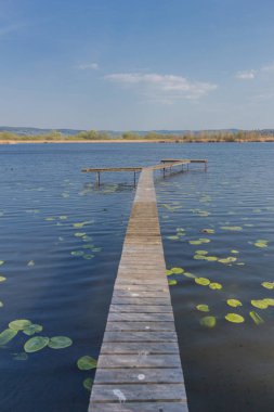 güzel werratal vadisinde Breitungen gölünde güneş ışığı ilk ışınları yakalamak
