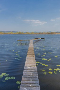güzel werratal vadisinde Breitungen gölünde güneş ışığı ilk ışınları yakalamak