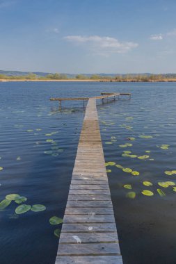 güzel werratal vadisinde Breitungen gölünde güneş ışığı ilk ışınları yakalamak