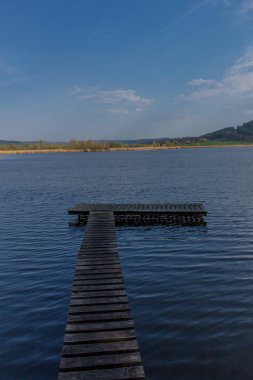 güzel werratal vadisinde Breitungen gölünde güneş ışığı ilk ışınları yakalamak