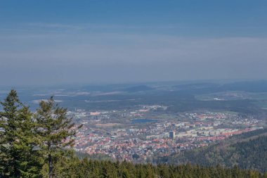 Thüringen Ormanı üzerinde Ilmenau yakınlarındaki Kickelhahn'dan muhteşem manzaranın keyfini çıkarın