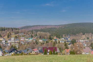 Thüringen Ormanı kenarında Sttzerbach güzel köy boyunca Keşif turu