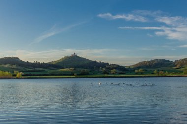 Thüringen Havzası'ndaki Drei Gleichen Kalesi boyunca sabah keşif turu