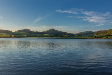 Thüringen Havzası'ndaki Drei Gleichen Kalesi boyunca sabah keşif turu