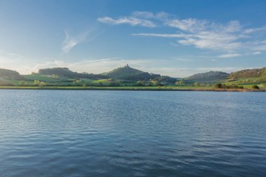 Thüringen Havzası'ndaki Drei Gleichen Kalesi boyunca sabah keşif turu