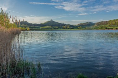 Thüringen Havzası'ndaki Drei Gleichen Kalesi boyunca sabah keşif turu