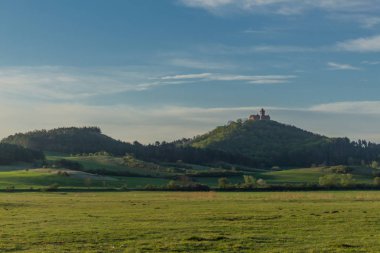 Thüringen Havzası'ndaki Drei Gleichen Kalesi boyunca sabah keşif turu
