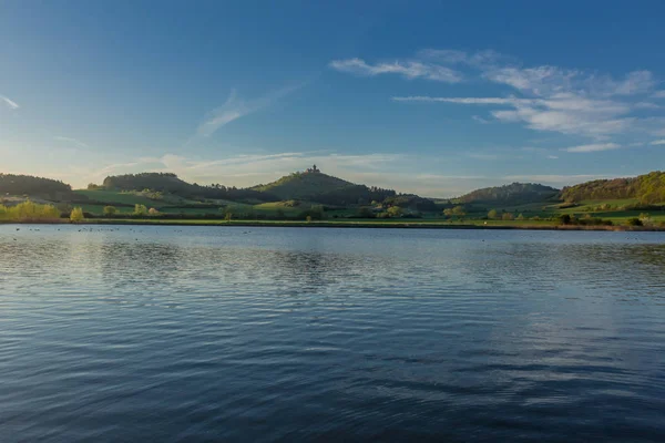 Thüringen Havzası'ndaki Drei Gleichen Kalesi boyunca sabah keşif turu