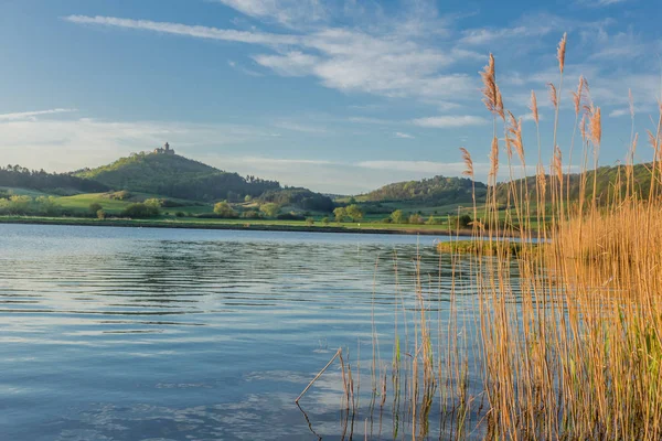 Thüringen Havzası'ndaki Drei Gleichen Kalesi boyunca sabah keşif turu