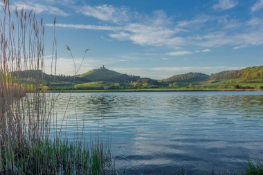 Thüringen Havzası'ndaki Drei Gleichen Kalesi boyunca sabah keşif turu