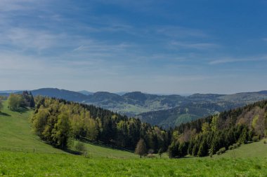 Rennsteig çevresinde güneş ışığının ilk ışınlarını yakalayın ve aynı zamanda güzel doğanın tadını çıkarın.