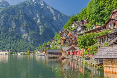 Bir yaz gününde Hallsttter gölü boyunca güzel keşif turu. - Hallstatt/Avusturya. 