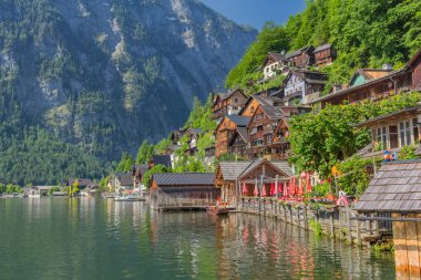Bir yaz gününde Hallsttter gölü boyunca güzel keşif turu. - Hallstatt/Avusturya. 