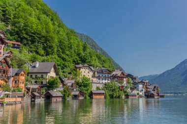 Bir yaz gününde Hallsttter gölü boyunca güzel keşif turu. - Hallstatt/Avusturya. 
