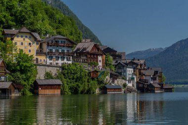Bir yaz gününde Hallsttter gölü boyunca güzel keşif turu. - Hallstatt/Avusturya. 